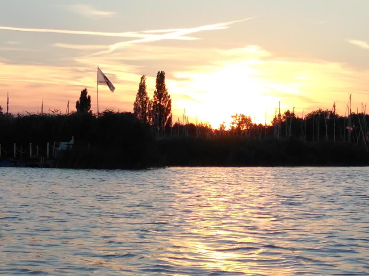 Pfahlbau Sunset I Toplage Elektroboot Inklusive Rust Esterno foto